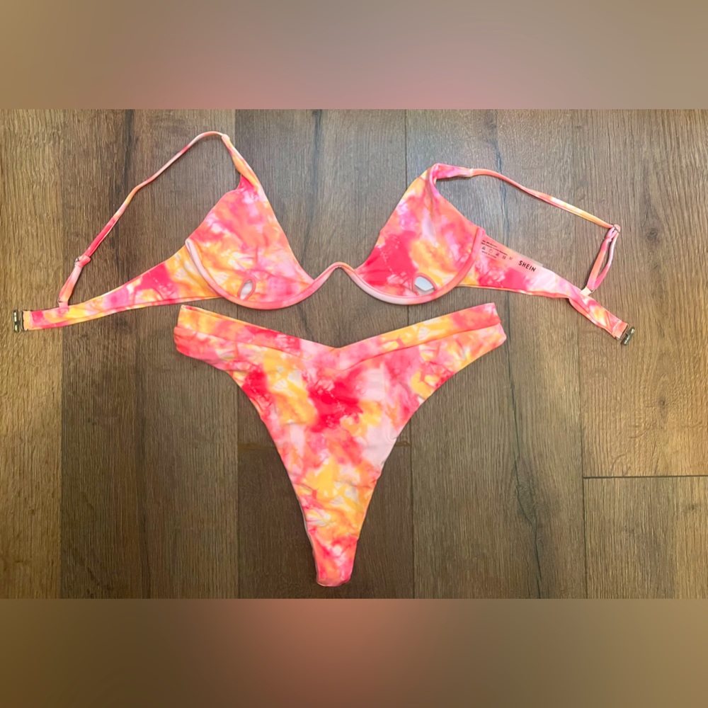 Medium Bikini - Picture 2 of 2